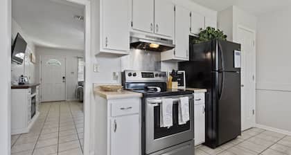 Sandy Sands Retreat! Just 1 min to the beach!