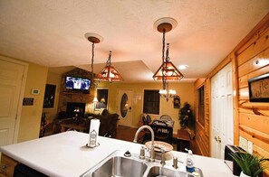 Interior - Big Bear by the brook (Gatlinburg)