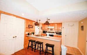 Fridge, microwave, oven, stovetop - Big Bear by the brook (Gatlinburg)