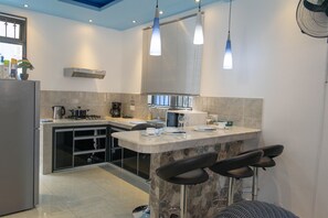 Kühlschrank, Mikrowelle, Herdplatte, Wasserkocher mit Kaffee-/Teezubehör