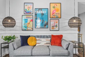 TV - Spacious Duplex w/ 4 Bedrooms Near Food | 17&18 (Kansas City)