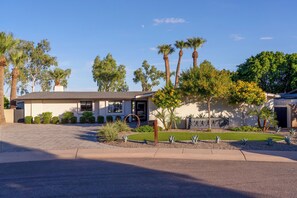 Welcome to Villa Makena, a single-level home on a quiet cul-de-sac with a long driveway. - Villa Makena: Huge Luxe Home | Pickleball Court | Heated Pool | Great for Groups (Scottsdale)