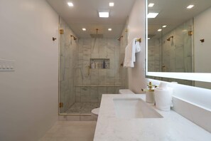 Baignoire, séchoir à cheveux, serviettes fournies