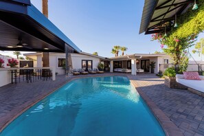 Pool, outdoor bar and patio seating all in one view. - Villa Makena: Huge Luxe Home | Pickleball Court | Heated Pool | Great for Groups (Scottsdale)