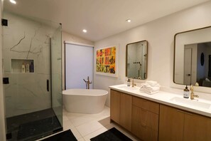 Baignoire, séchoir à cheveux, serviettes fournies, shampooing