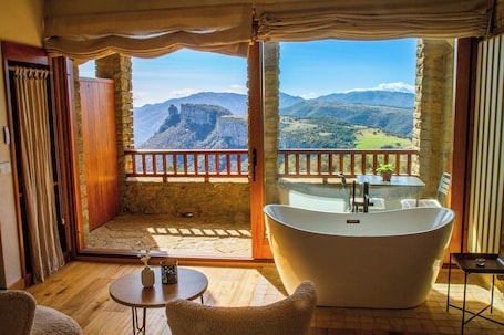 Minibar con artículos gratuitos y decoración personalizada