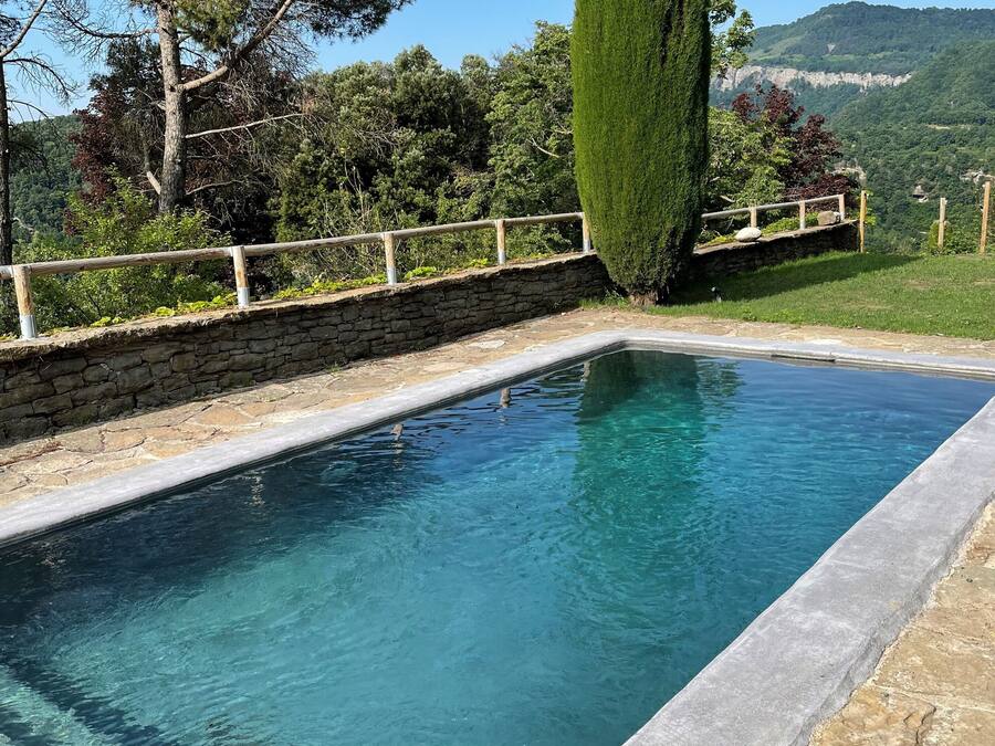 Una piscina al aire libre de temporada