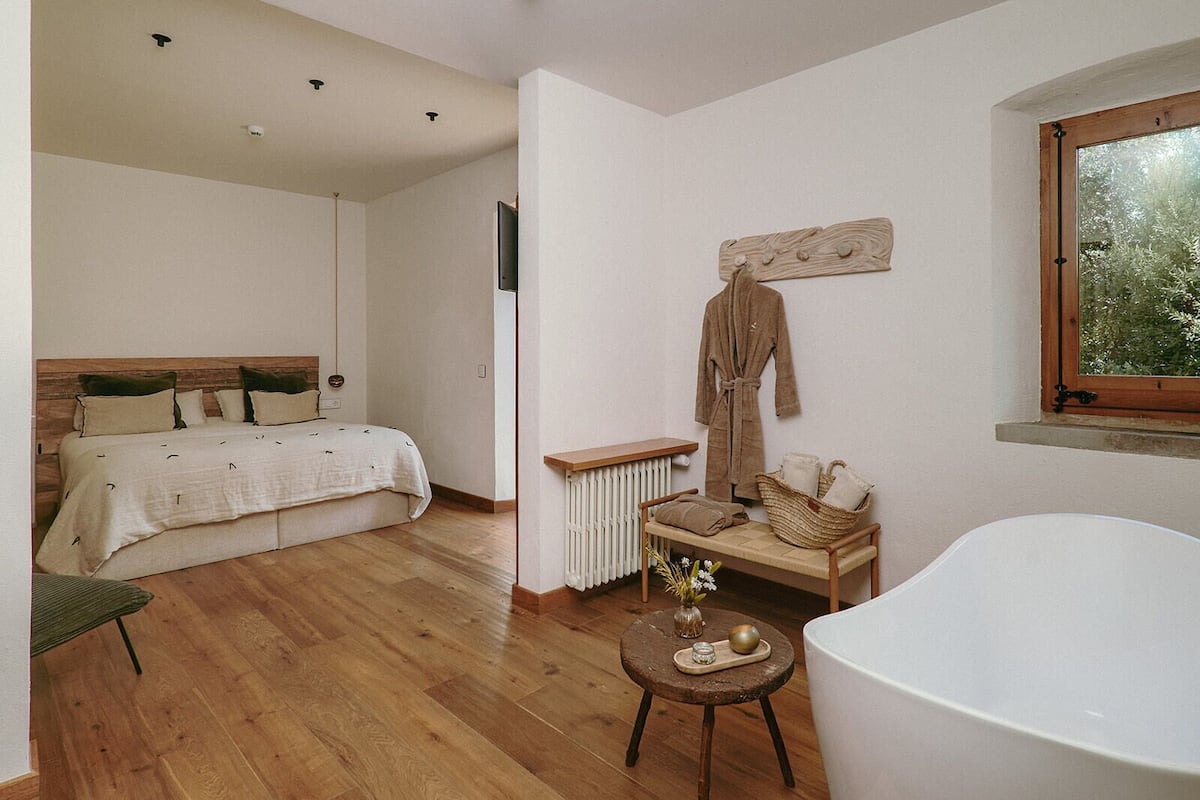 Deluxe Room | Free minibar, individually decorated, individually furnished