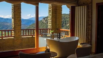 Junior Suite | 1 bedroom, free minibar, individually decorated, individually furnished