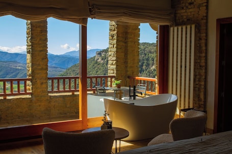 Junior Suite | 1 bedroom, free minibar, individually decorated, individually furnished