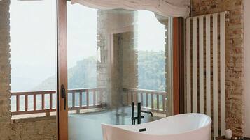 Deep-soaking bathtub