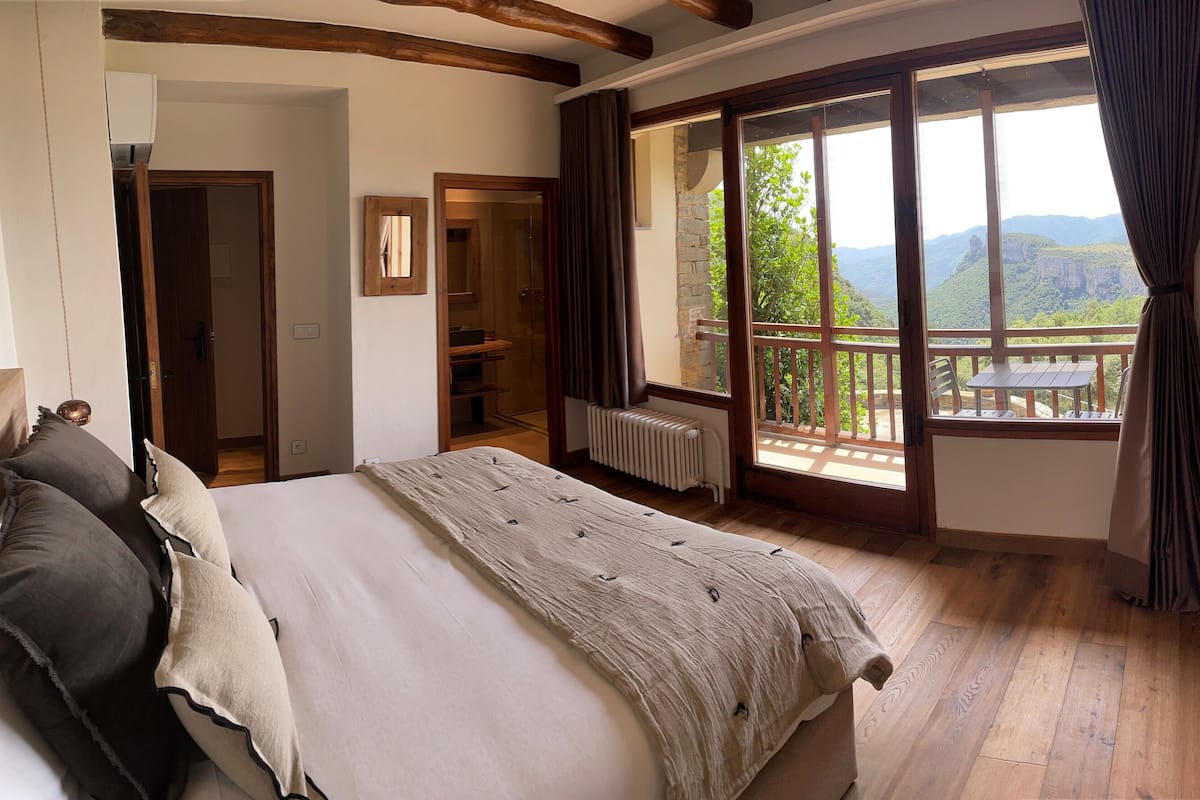 Superior Room | 1 bedroom, free minibar, individually decorated, individually furnished
