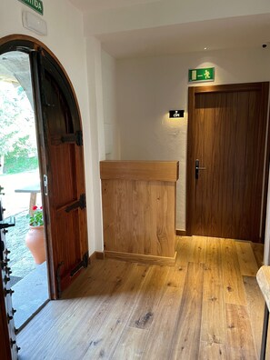 Een houten deur met een bordje waarop kamer 7 OM staat.