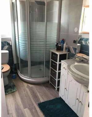 Een douche, een haardroger, handdoeken, zeep