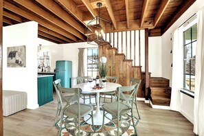 Dining - Sunday Circle - Hot Tub & Hill Country Wine Trail (Fredericksburg)