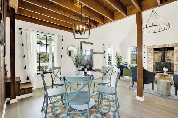 Dining - Sunday Circle - Hot Tub & Hill Country Wine Trail (Fredericksburg)