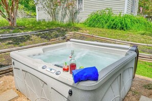 Outdoor spa tub - Sunday Circle - Hot Tub & Hill Country Wine Trail (Fredericksburg)
