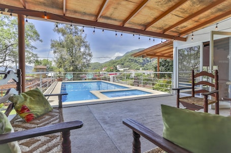 Una piscina al aire libre, una piscina climatizada