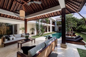 53-inch Smart TV with digital channels, TV, Netflix - Villa Amara Pradi (Seminyak)