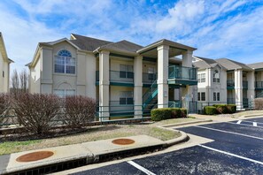 A multi-story residential building with a central courtyard, a covered outdoor area, and a parking lot. - AMAZING  3 Bedroom - 3 Bath Condo / Gorgeous Views / Heart of Branson / Spacious (Branson)