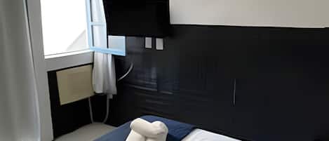 Minibar, free WiFi, bed sheets