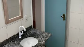 Suite Basic | Kamar mandi | Shower, pancuran hujan, handuk, dan sabun