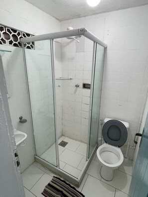 Basic Suite | Bathroom | Shower, rainfall showerhead, towels, soap