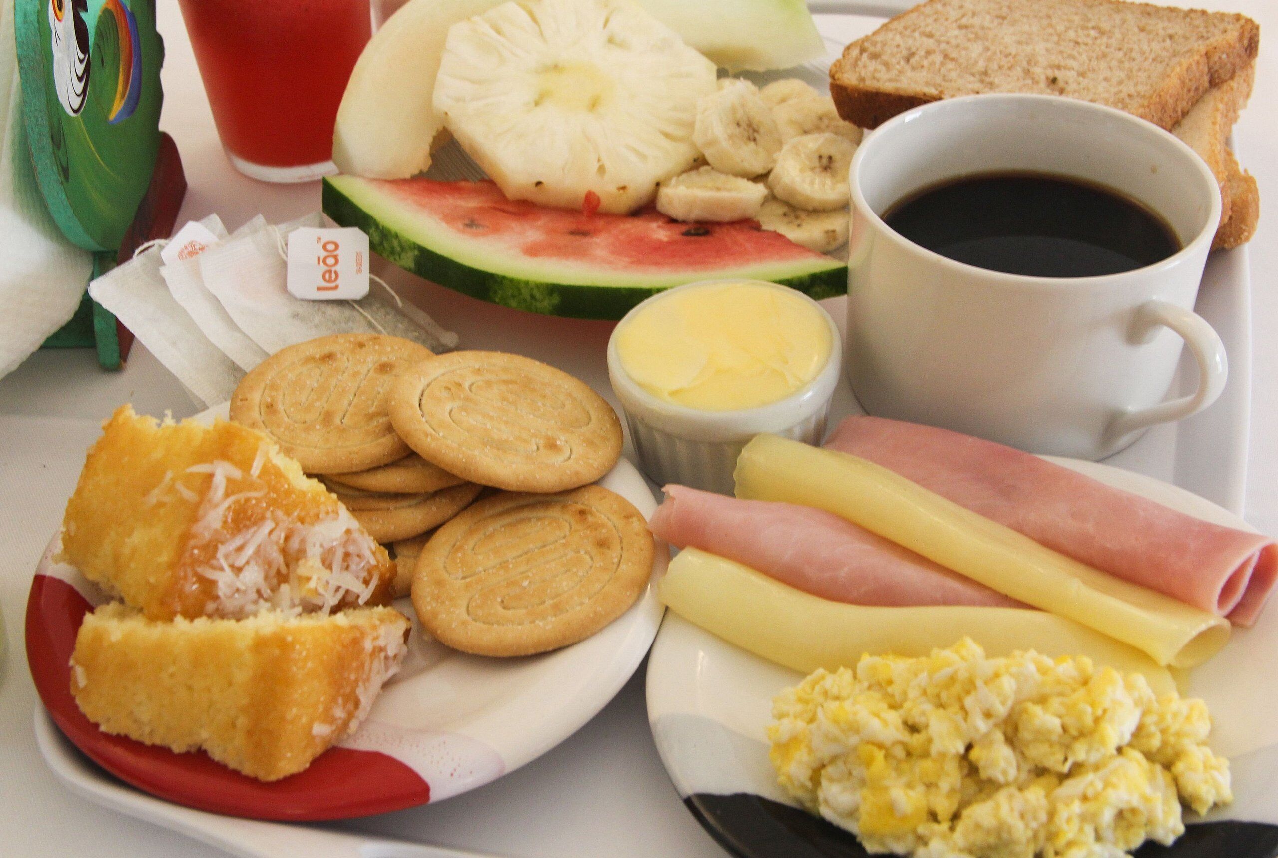 Café da manhã com buffet grátis todos os dias