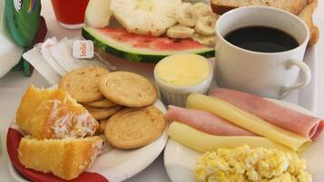 Café da manhã com buffet grátis todos os dias