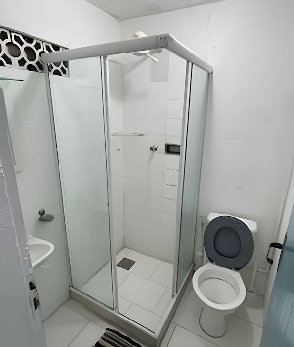 Basic Suite | Bathroom | Shower, rainfall showerhead, towels, soap
