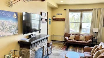 Televisie, boeken, een stereo en een kantoor