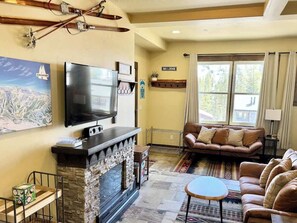 Televisor, llibres, estèreo i oficines