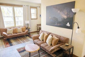 Fernseher, Bücher, Stereoanlage, Arbeitsbereiche