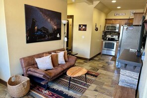 Televisor, llibres, estèreo i oficines