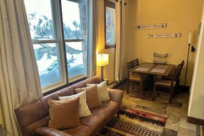 Televisor, llibres, estèreo i oficines