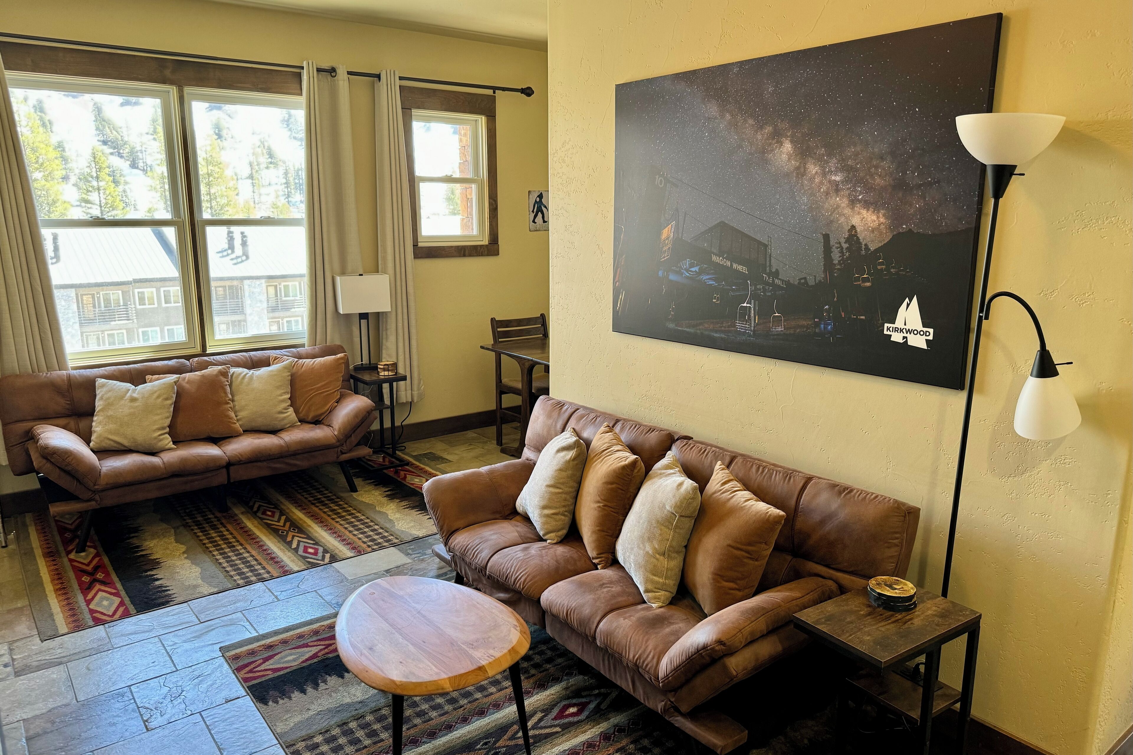 Télévision, livres, chaîne hi-fi