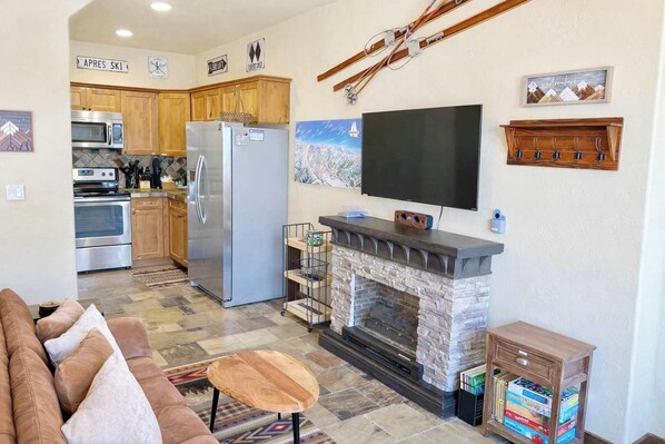 Fernseher, Bücher, Stereoanlage, Arbeitsbereiche