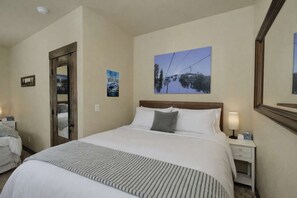 4 bedrooms, desk, iron/ironing board, travel crib