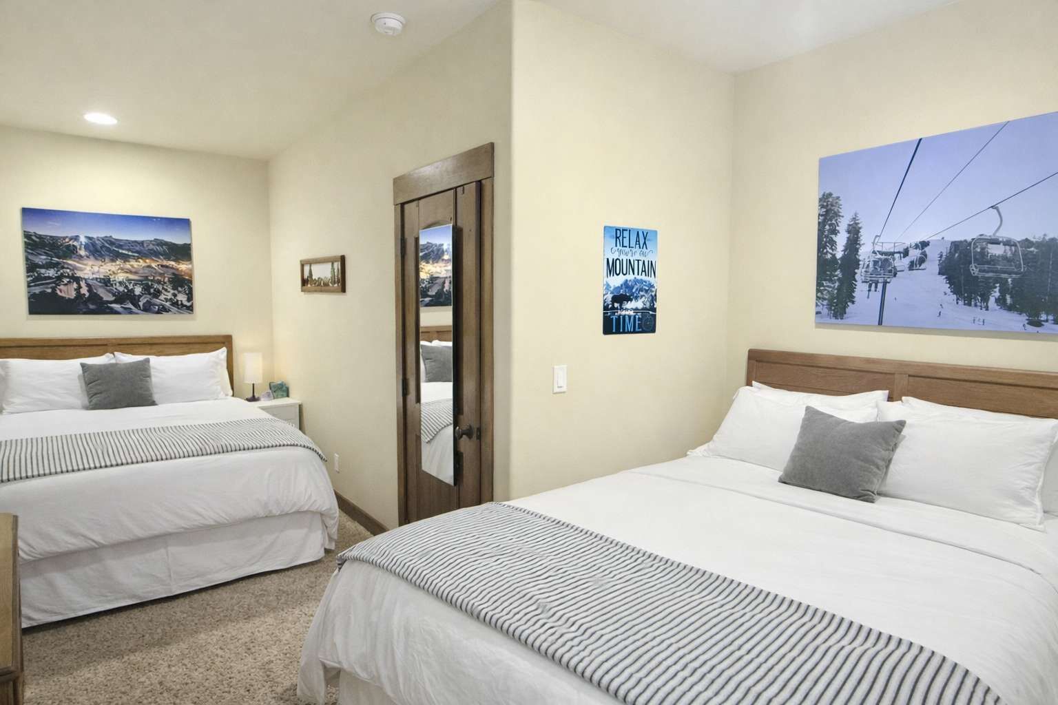 4 bedrooms, desk, iron/ironing board, travel crib