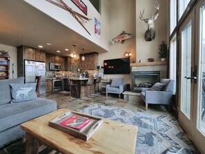 Smart-tv, een open haard, videospelletjes en boeken