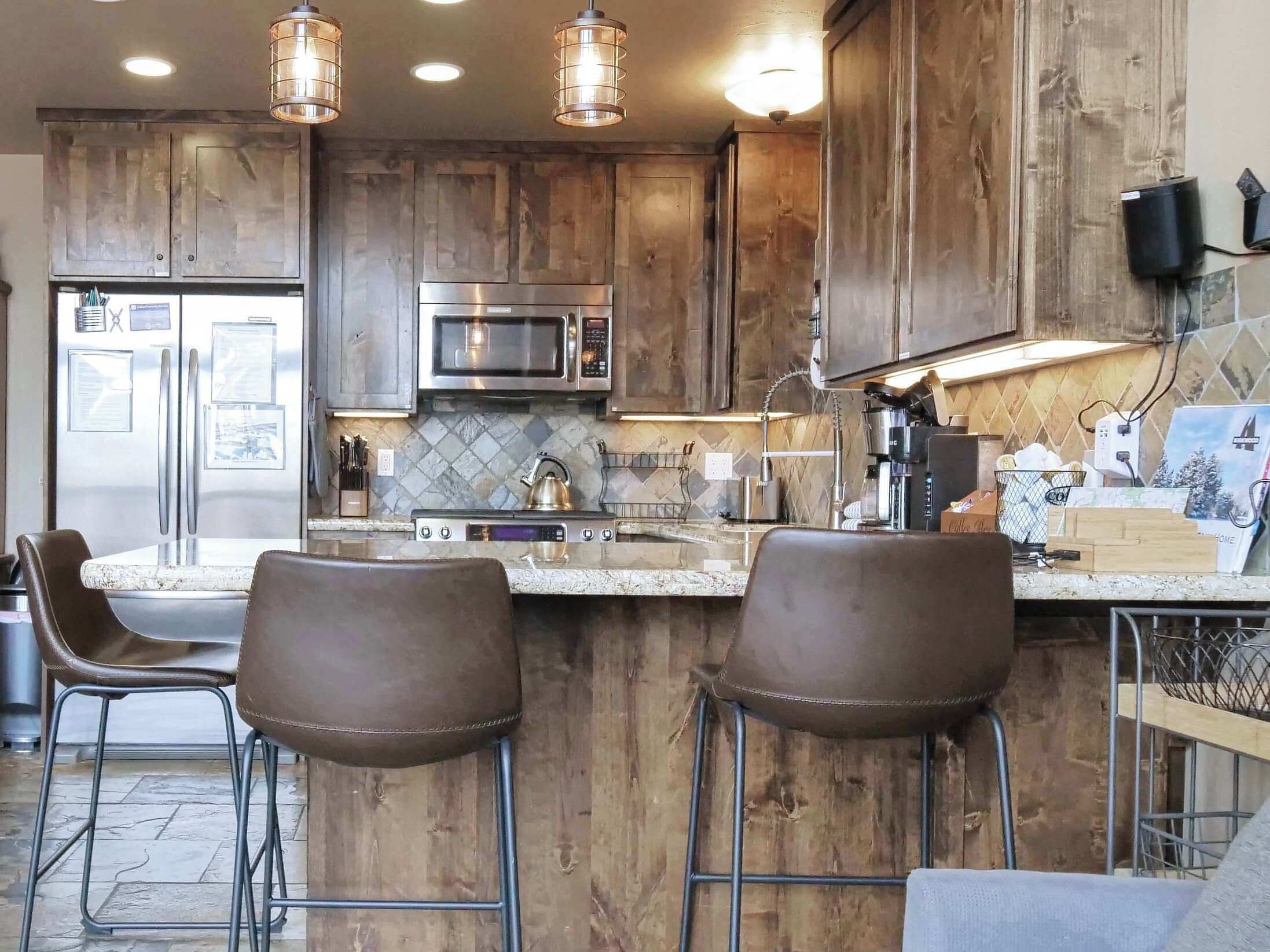 Jääkaappi, mikroaaltouuni, uuni, liesi