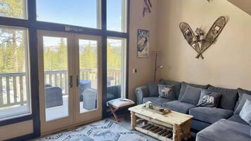 Smart-TV, Kamin, Videospiele, Bücher