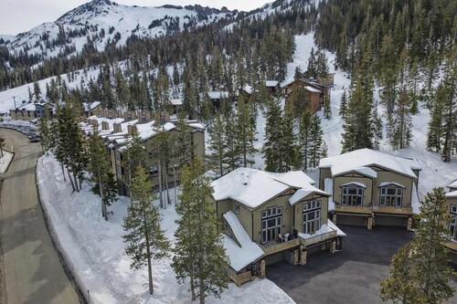Kirkwood Mountainside Cabin & Cottage, Deck wViews