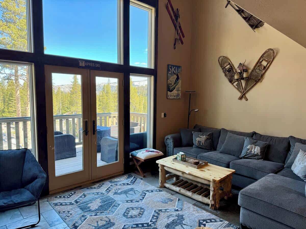 Smart-tv, eldstad, tv-spel och böcker