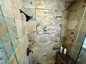 Douche, sèche-cheveux, serviettes fournies, savon