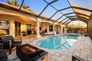 Una piscina al aire libre, una piscina climatizada