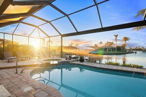 Una piscina al aire libre, una piscina climatizada