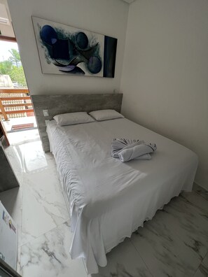 Premium Double Room, Ensuite | Minibar, bed sheets - Hotel Enseada Beach (Guarujá)