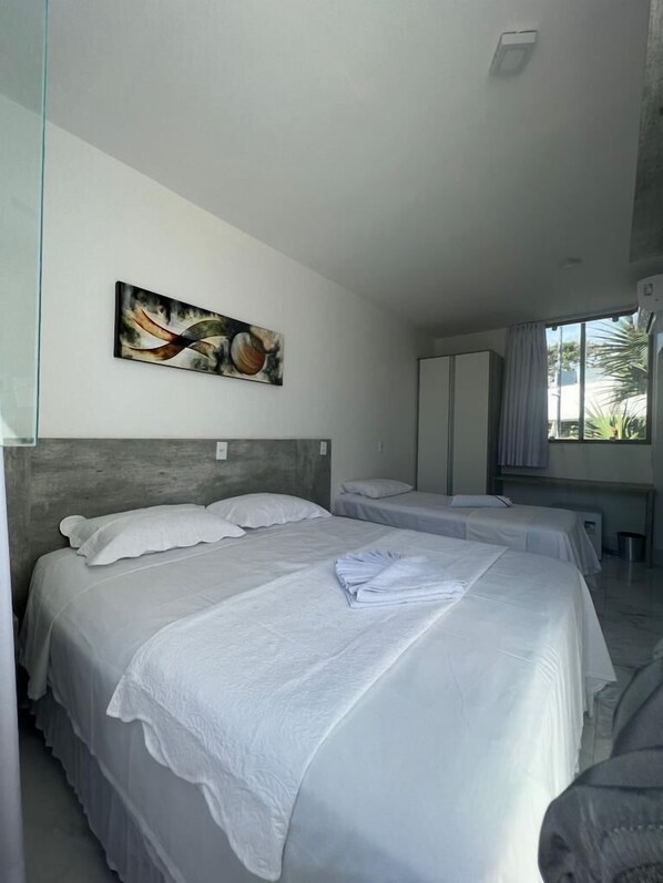 Minibar, bed sheets - Hotel Enseada Beach (Guarujá)