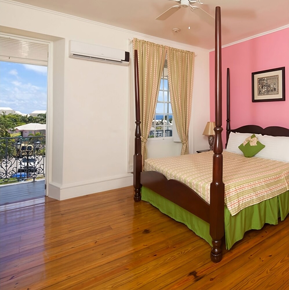 Vacation is Calling! Comfortable Unit w/ Pool view! Onsite Pool, FREE